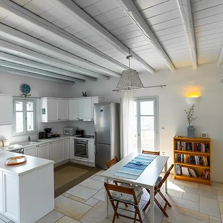 Avelia Paros *