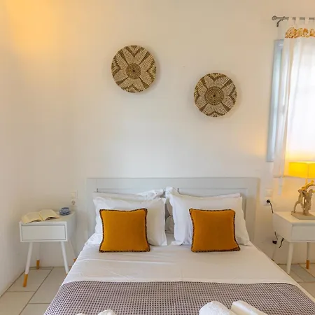 Avelia Paros *